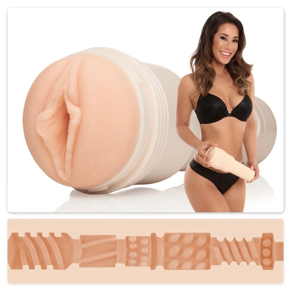 Dillion Harper masturbator met Real Feel Super Skin®