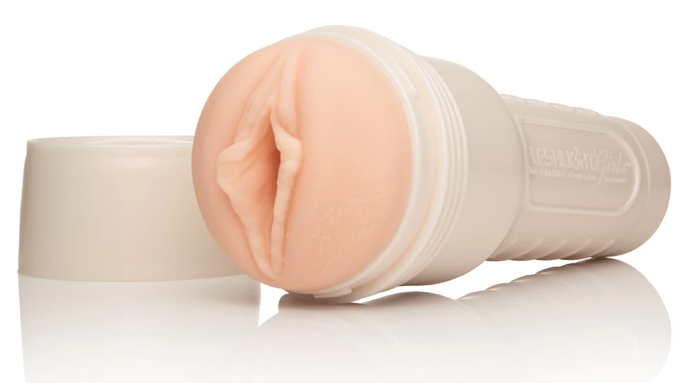 Dillion Harper masturbator met Real Feel Super Skin®